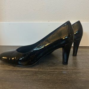 Vintage Salvatore Ferragamo Embossed Leather Pumps size 5.5